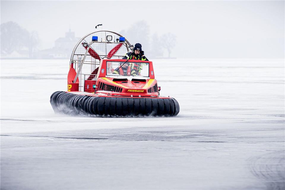 Die Feuerwehr in Steinhude nutzt das Eiswetter für eine Übungsfahrt mit ihrem Luftkissenfahrzeug.Moritz Frankenberg/dpa
