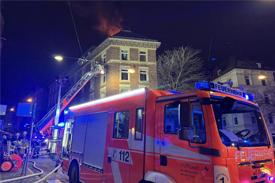 Die Feuerwehr in Stuttgart löscht einen Brand auf einem Dach. Schulz/SDMG/dpa