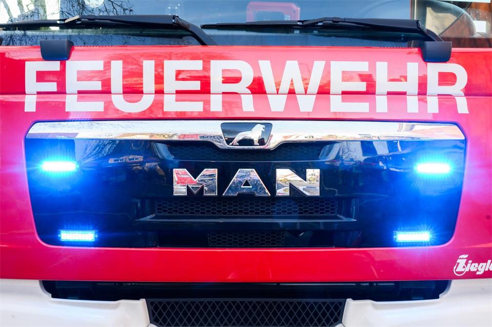 Die Feuerwehr in Weener hat sechs Menschen aus einem Fahrstuhl befreit. (Symbolbild)Julian Stratenschulte/dpa