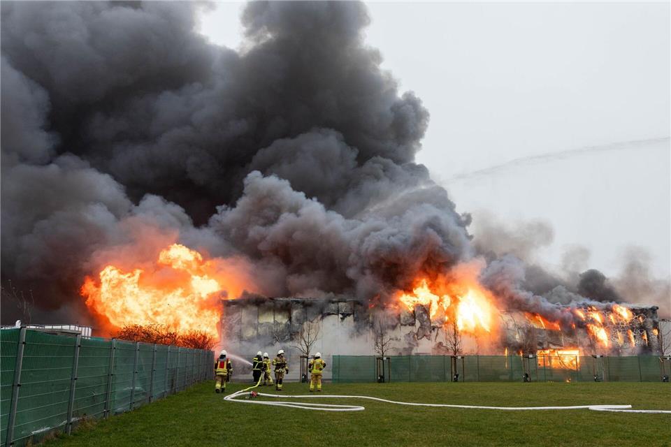 Die Feuerwehr ist am Brandort in Hürth aktiv.Jan Ohmen/dpa