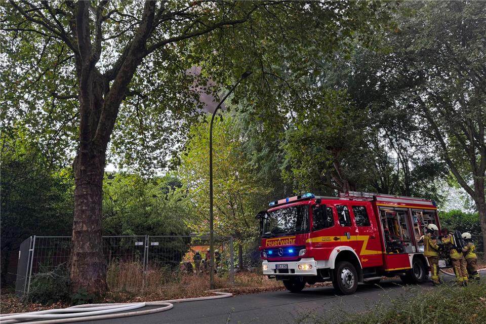 Die Feuerwehr ist an der Parkstraße im Einsatz.