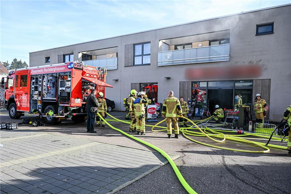 Die Feuerwehr ist an einem Drogeriemarkt in Rechberghausen im Einsatz.Jason Tschepljakow/dpa