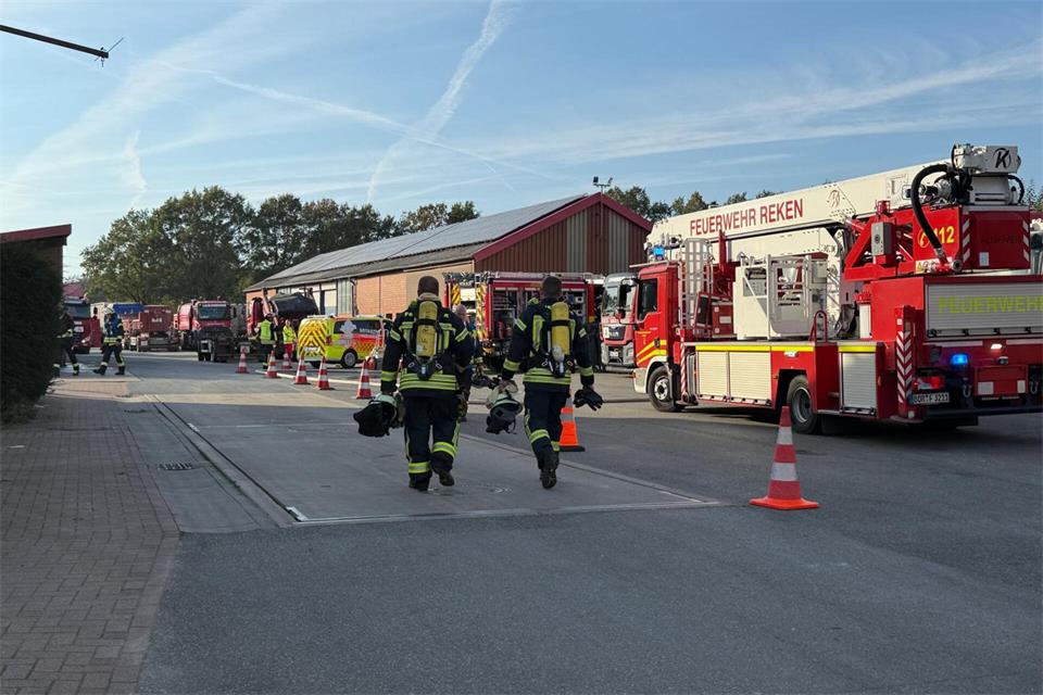 Die Feuerwehr ist bei Logermann im Einsatz.