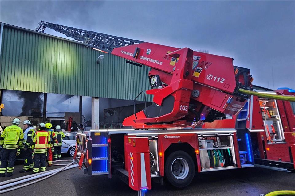 Die Feuerwehr ist bei einem Brand einer Lagerhalle in Oberstenfeld im Einsatz.Andreas Rosar/dpa