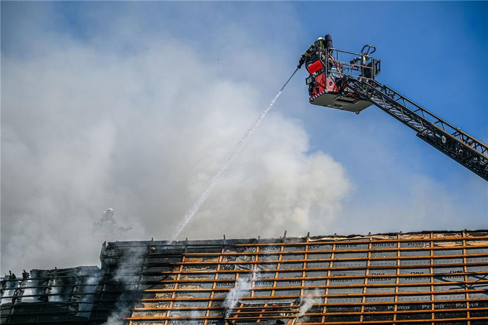 Die Feuerwehr ist bei einem Brand in Schwäbisch Gmünd im Einsatz.Marius Bulling/onw-images/dpa