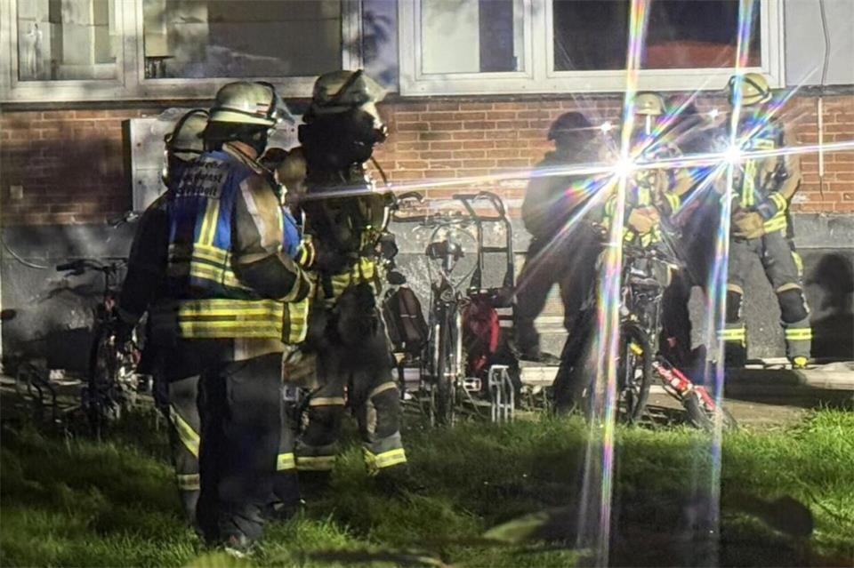 Die Feuerwehr ist bei einem nächtlichen Kellerbrand an der Blücherstraße in Bocholt im Einsatz. 