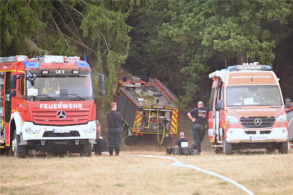 Die Feuerwehr ist beim Waldbrand im Einsatz. Federico Gambarini/dpa