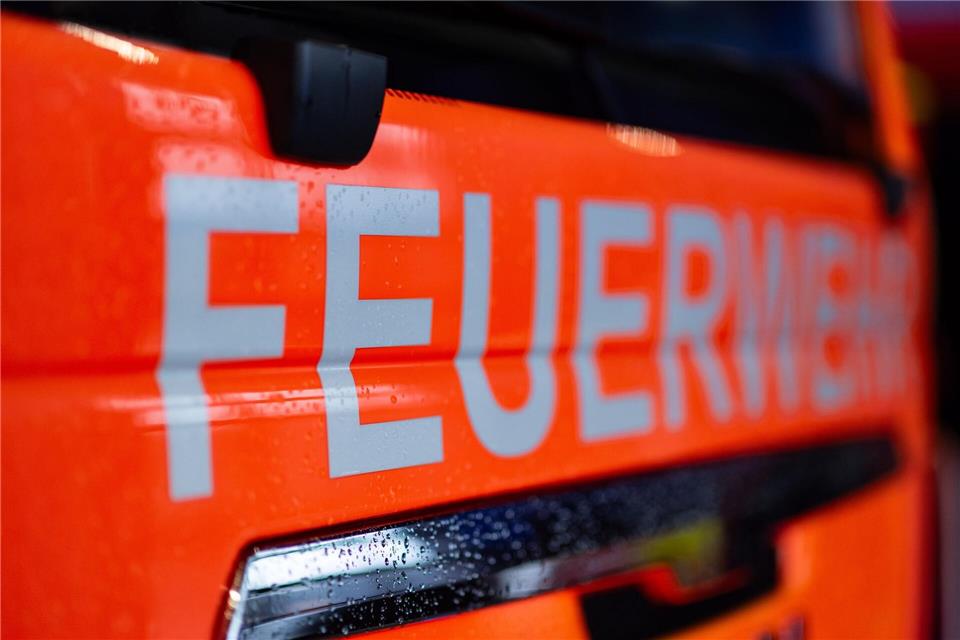 Die Feuerwehr ist im Einsatz, um den Brand zu löschen (Symbolbild).Marijan Murat/dpa