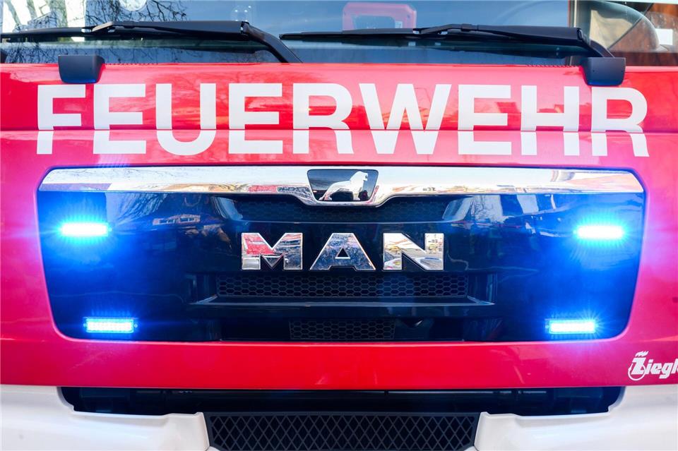 Die Feuerwehr ist im Einsatz, um den Brand zu löschen. (Symbolbild)Julian Stratenschulte/dpa