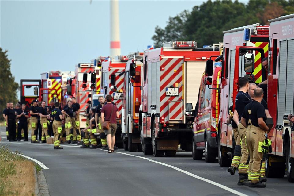 Die Feuerwehr ist im Großeinsatz.Federico Gambarini/dpa