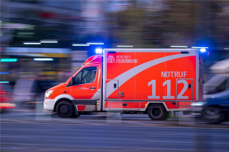 Die Feuerwehr ist in der Silvesternacht mit dreimal so vielen Einsatzkräften unterwegs. (Symbolbild)Monika Skolimowska/dpa