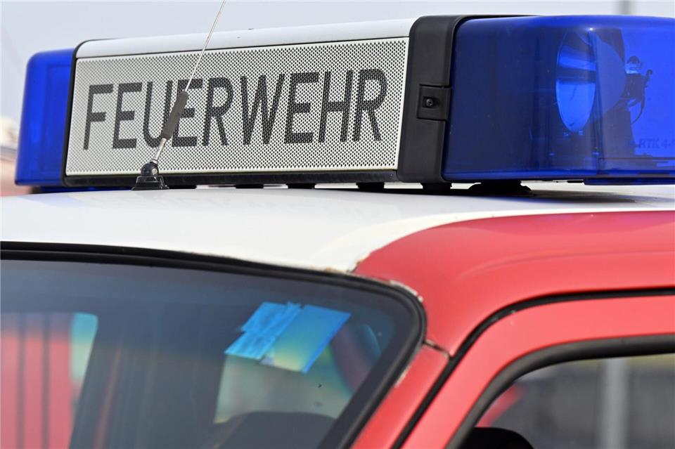 Die Feuerwehr ist mit einem Großaufgebot an einem Dresdner Schulzentrum im Einsatz. (Symbolbild)Martin Schutt/dpa-Zentralbild/dpa