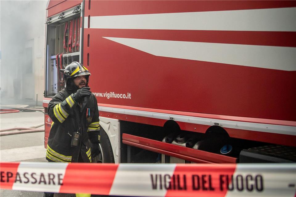 Die Feuerwehr ist mit einem Großaufgebot vor Ort. (Symbolbild)Claudio Furlan/LaPresse via ZUMA Press/dpa