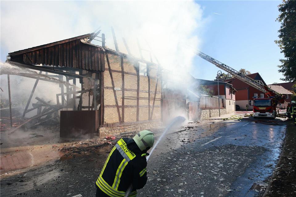Großeinsatz der Feuerwehr wegen brennender Scheune Die Feuerwehr ist mit einem Großaufgebot vor Ort. Matthias Bein/dpa