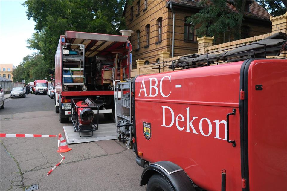 Die Feuerwehr ist mit spezieller Technik vor Ort. Sebastian Willnow/dpa