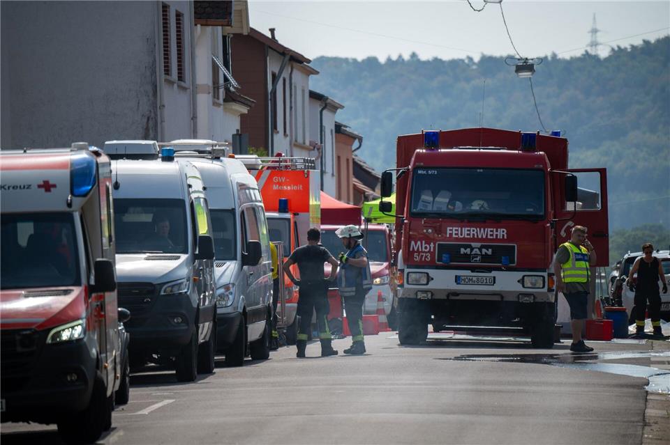 Die Feuerwehr ist mit zahlreichen Kräften am Einsatzort.Harald Tittel/dpa