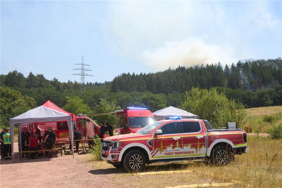 Die Feuerwehr ist mit zahlreichen Kräften vor Ort. Thomas Frey/dpa