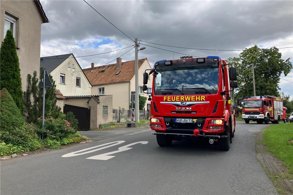 Die Feuerwehr ist schnell mit vielen Kräften vor Ort.Birgit Zimmermann/dpa-Zentralbild/dpa