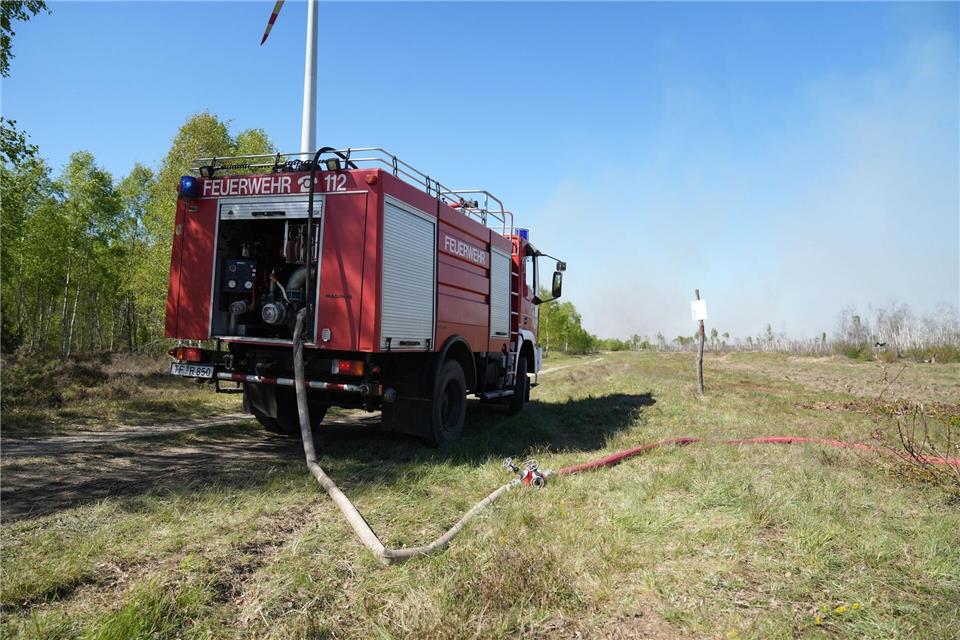 Die Feuerwehr ist seit Freitag wegen eines Waldbrandes bei Jüterbog im Einsatz. Manuel Genolet/dpa