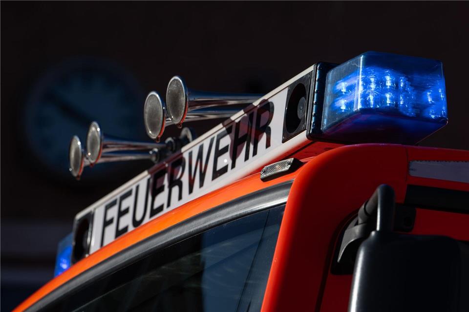 Die Feuerwehr ist seit dem Nachmittag im Einsatz. (Symbolbild)Marijan Murat/dpa