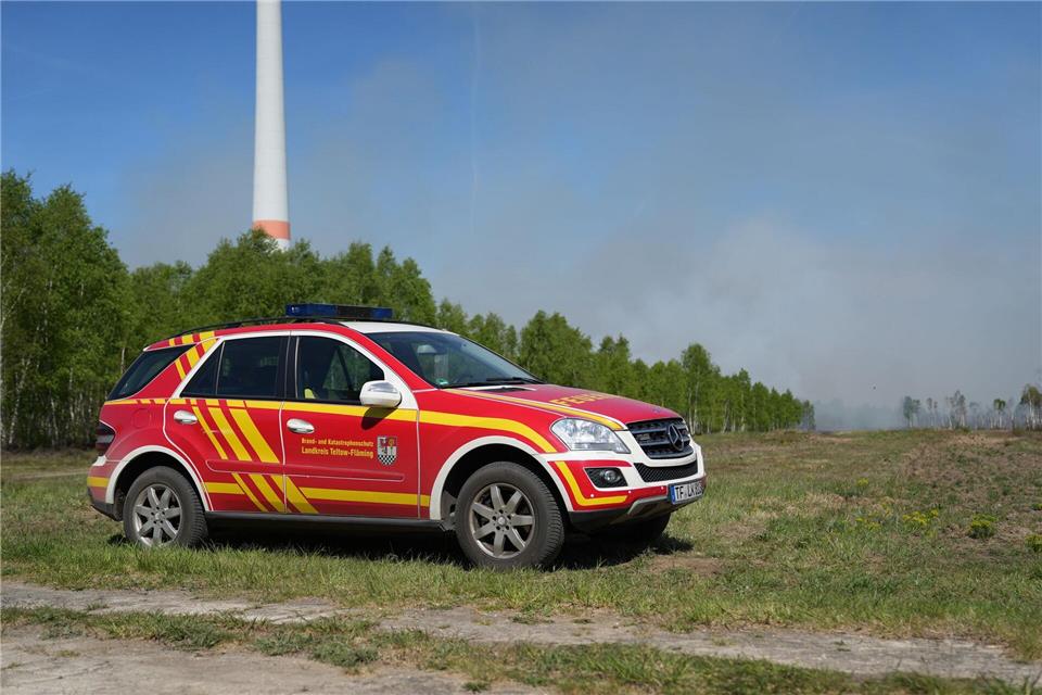 Die Feuerwehr ist wegen des ersten großen Waldbrandes in diesem Jahr in Brandenburg im Einsatz.Manuel Genolet/dpa