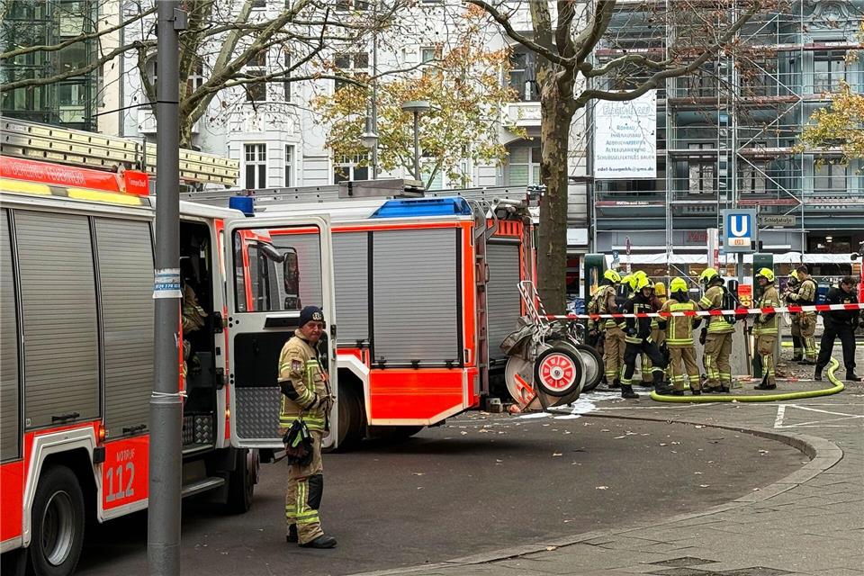 Die Feuerwehr ist wegen einer Rauchentwicklung am U-Bahnhof Schloßstraße im Einsatz.Marion van der Kraats/dpa