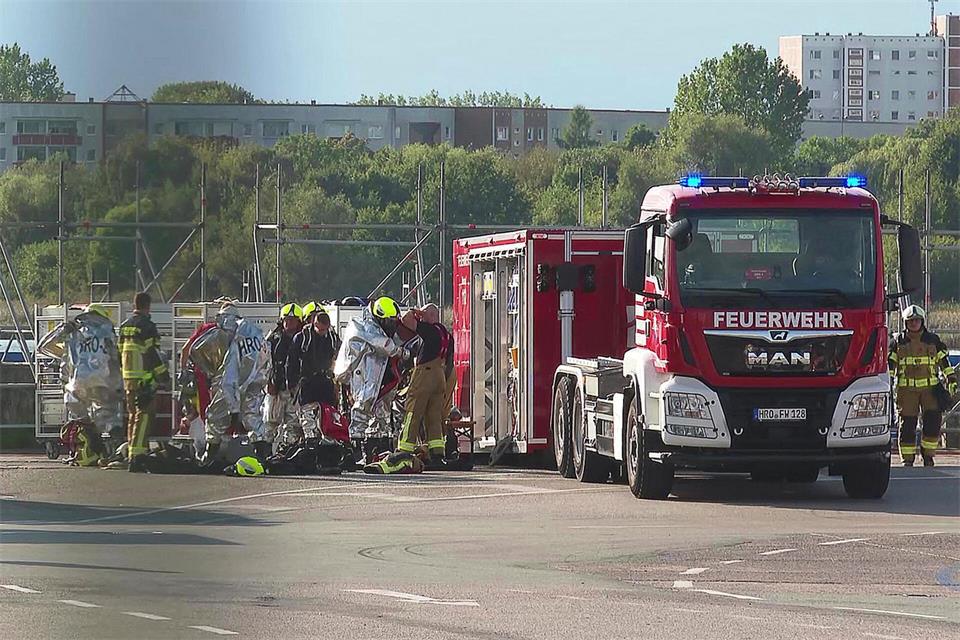 Die Feuerwehr ist wegen eines Gefahrstoff-Austritts im Rostocker Hafen im Einsatz. Stefan Tretropp/dpa