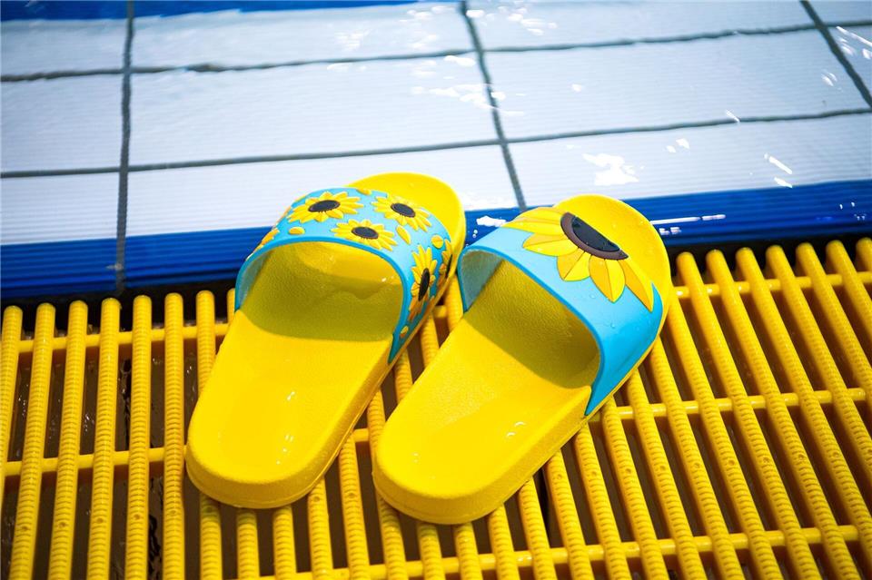 Die Feuerwehr ist wegen eines Schwimmbads im Keller im Einsatz. (Symbolbild) Sina Schuldt/dpa