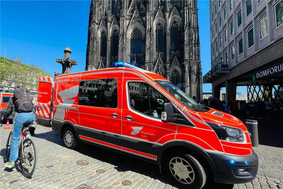 Die Feuerwehr ist zu einem Großeinsatz am Kölner Dom ausgerückt.Alexander Franz/Erftkreis News/dpa