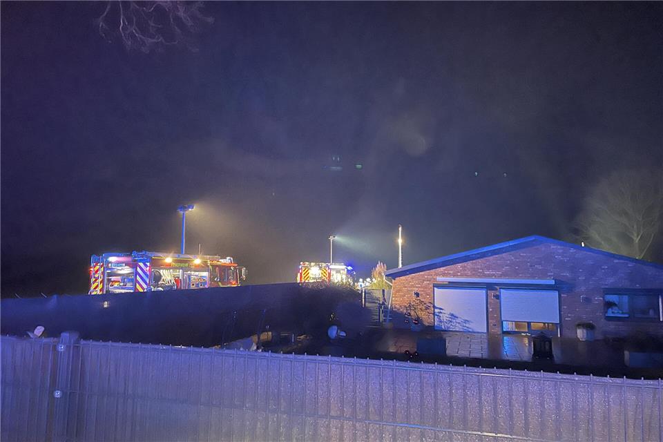 Die Feuerwehr ist zu einem Kaminbrand am Dienstagabend in Erle ausgerückt.