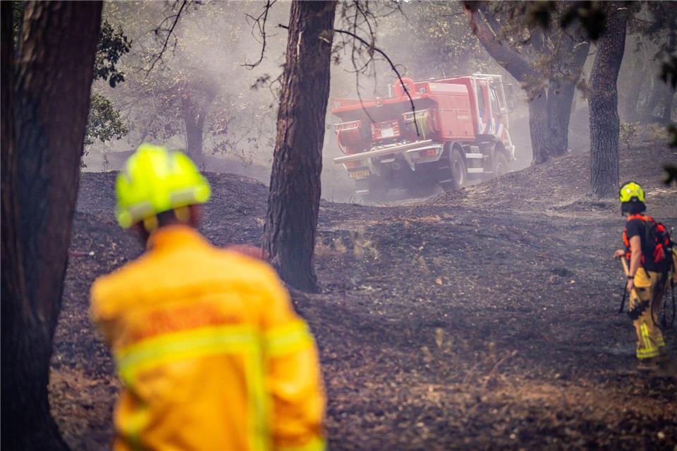 Die Feuerwehr kämpft immer noch gegen den Brand, die Lage hat sich allerdings stabilisiert.Roland Heitink/Persbureau Heitink /dpa