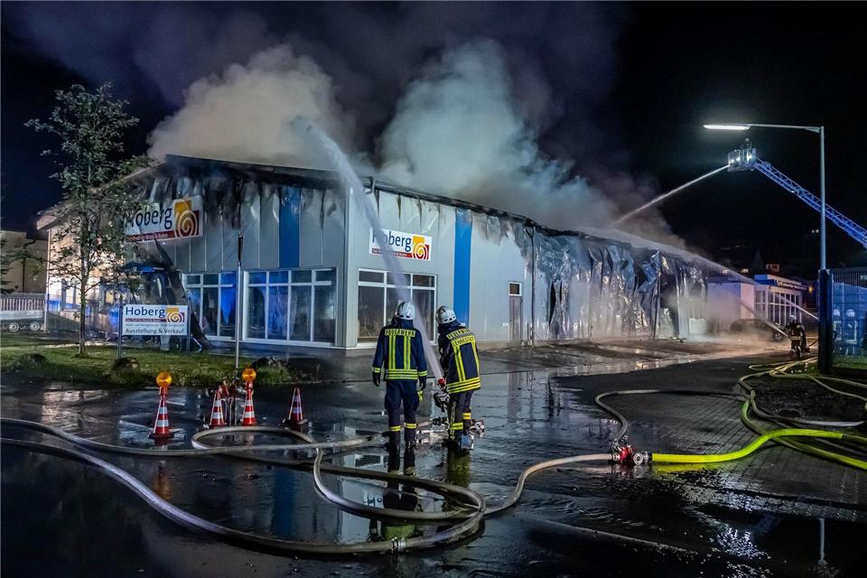 Die Feuerwehr kämpft in Lennestadt gegen ein Feuer in einem Firmengebäude. Markus Klümper/dpa