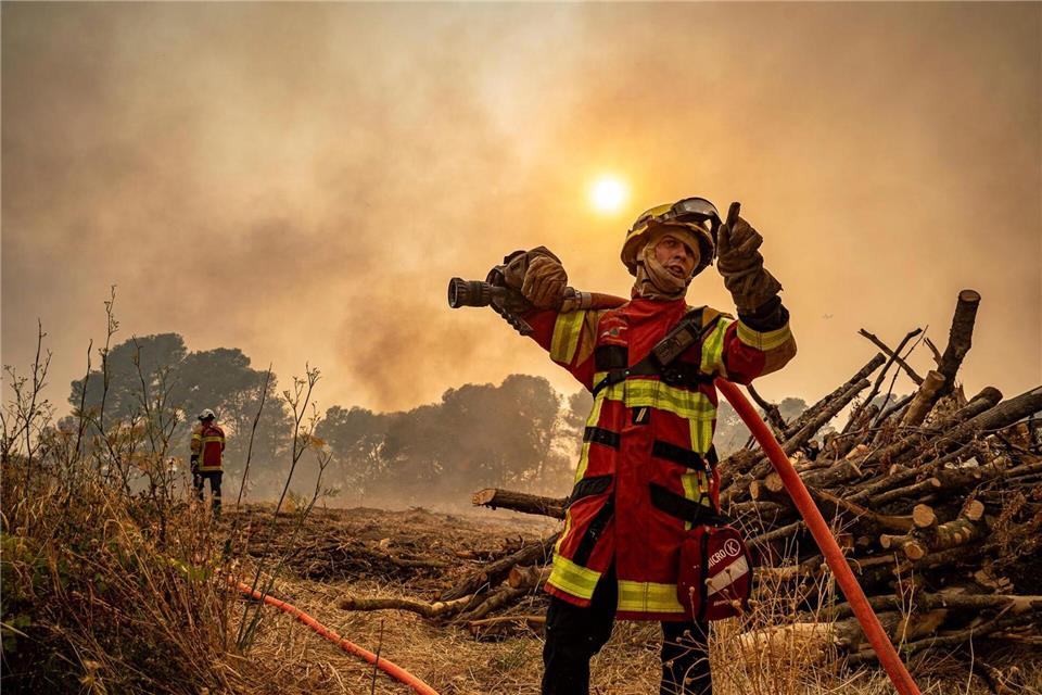 Die Feuerwehr kämpft in Südfrankreich weiter gegen die Flammen.Uncredited/Securite Civile/AP/dpa