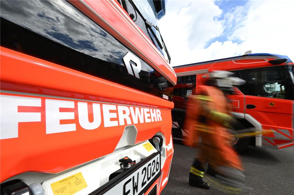 Die Feuerwehr kämpft seit Stunden gegen die Flammen. (Symbolbild)Bernd Weißbrod/dpa