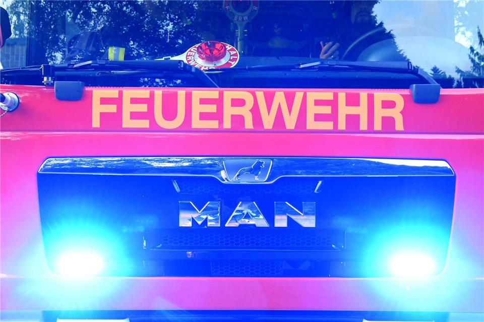 Die Feuerwehr kann ein Übergreifen der Flammen auf angrenzende Gebäude verhindern. (Symbolbild)Carsten Rehder/dpa