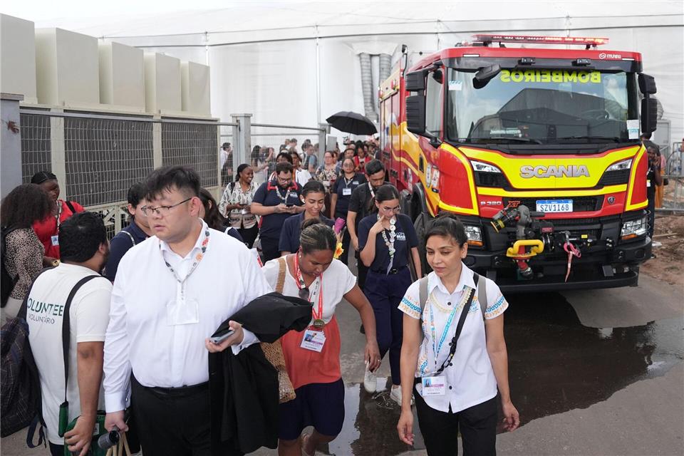 Die Feuerwehr kommt zu dem Einsatzort.Joshua A. Bickel/AP/dpa