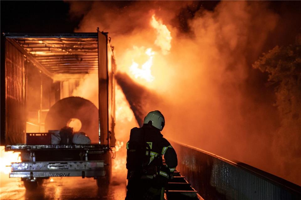 Die Feuerwehr konnte den Brand am Montagabend schnell löschen.  Jonas Nolte/Feuerwehr Iserlohn/dpa