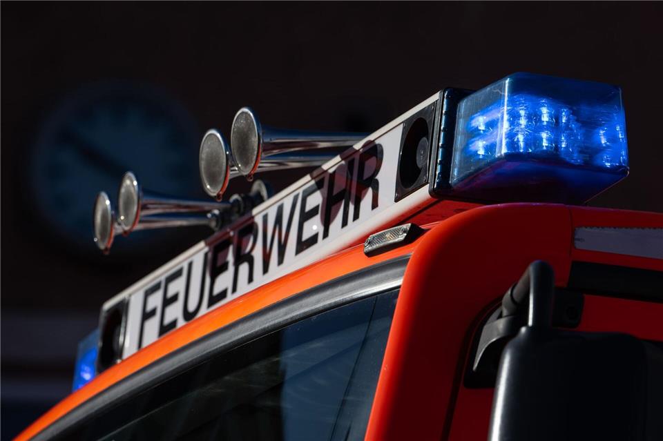 Die Feuerwehr konnte den Brand inzwischen löschen. (Symbolbild)Marijan Murat/dpa