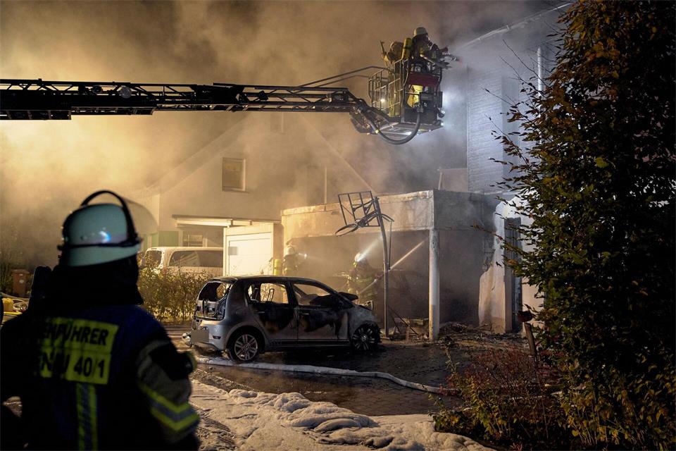 Die Feuerwehr konnte den Brand löschen, der vom Carport auf das Wohnhaus übergesprungen war. Tizian Gerbing/dpa