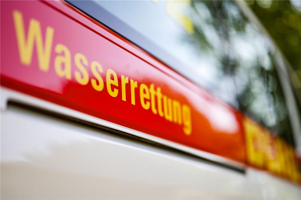 Die Feuerwehr konnte den Brand von einem eigenen Boot aus löschen. (Symbolbild)Christoph Reichwein/dpa