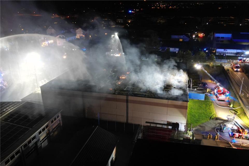 Die Feuerwehr konnte die Flammen nur von außen löschen.Priebe/pr-video/dpa