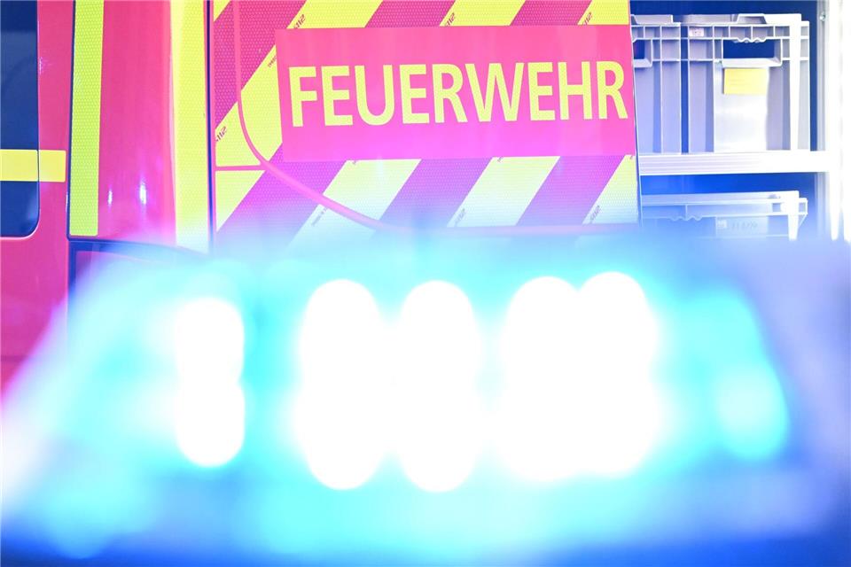 Die Feuerwehr konnte eigenen Angaben nach eine Ausbreitung der Flammen über die betroffene Wohnung hinaus verhindern. (Symbolbild)Bernd Weißbrod/dpa