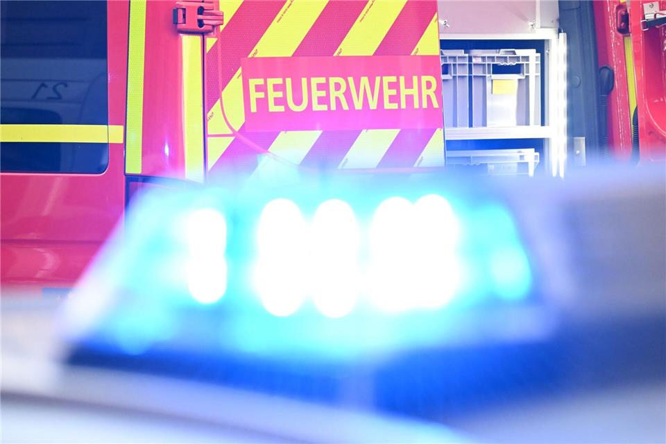 Die Feuerwehr konnte ein Übergreifen der Flammen verhindern. (Symbolbild)Bernd Weißbrod/dpa