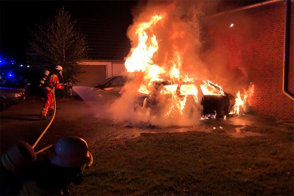 Die Feuerwehr konnte verhindern, dass das Feuer auf das Wohnhaus übergriff.Feuerwehr Minden/dpa