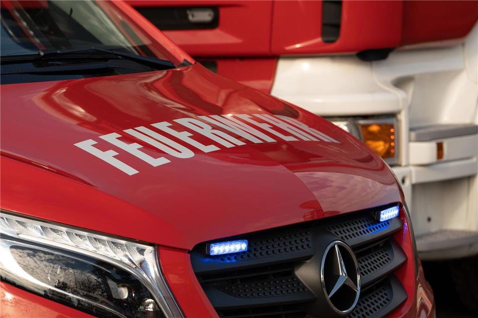 Die Feuerwehr konnte zwei Bewohner mit einer Drehleiter retten. (Symbolbild)Helena Dolderer/dpa