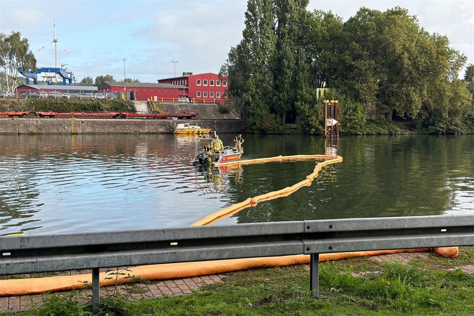 Die Feuerwehr legt Ölsperren auf dem Rhein-Herne-Kanal aus - inzwischen ist die Wasserstraße wieder frei.Justin Brosch/dpa