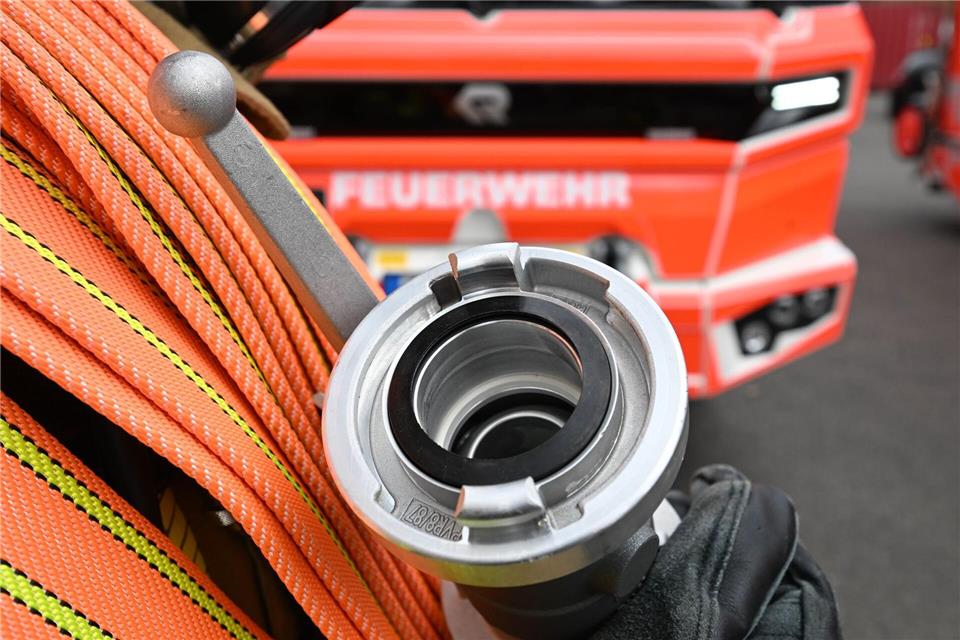 Die Feuerwehr löscht das brennende Feld. (Symbolbild)Bernd Weißbrod/dpa