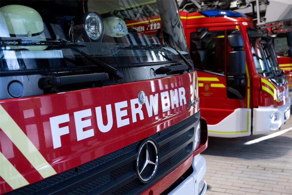Die Feuerwehr löscht den Brand. (Symbolbild)Sven Hoppe/dpa