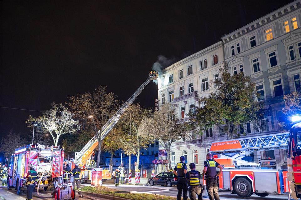 Die Feuerwehr löscht den Brand in einem ehemaligen Hotel.Ren� Schr�der/NEWS5/dpa