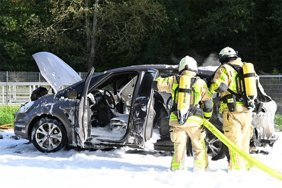 Die Feuerwehr löscht den Wagen auf dem Rastplatz Kalter Bach.